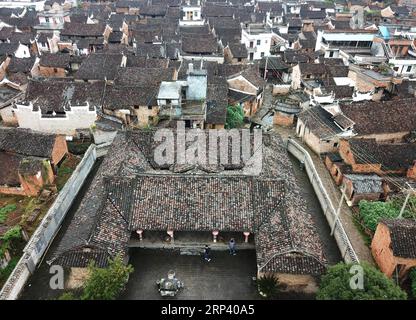 (181020) -- FUCHUAN, 20 ottobre 2018 (Xinhua) -- foto aerea scattata il 19 ottobre 2018 mostra le residenze civili di una comunità storica nel villaggio di Fuxi della città di Chaodong, nella contea autonoma di Fuchuan Yao, nella regione autonoma di Guangxi Zhuang nel sud della Cina. Una rete di trasporti stradali e fluviali che collega oggi Hunan e Guangxi, l'antico sentiero Xiaohe prosperò all'inizio del primo millennio d.C. e fu per secoli un canale chiave per l'immigrazione e il commercio nella Cina centrale e meridionale. Come molte città lungo l'antico sentiero Xiaohe, la contea di Fuchuan è ricca di bui storici Foto Stock