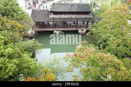 (181020) -- FUCHUAN, 20 ottobre 2018 (Xinhua) -- foto aerea scattata il 19 ottobre 2018 mostra il ponte Fengyu secolare nel villaggio di Dongshui della città di Chaodong, nella contea autonoma di Fuchuan Yao, nella regione autonoma di Guangxi Zhuang nel sud della Cina. Una rete di trasporti stradali e fluviali che collega oggi Hunan e Guangxi, l'antico sentiero Xiaohe prosperò all'inizio del primo millennio d.C. e fu per secoli un canale chiave per l'immigrazione e il commercio nella Cina centrale e meridionale. Come molte città lungo l'antico sentiero Xiaohe, la contea di Fuchuan è ricca di edifici storici e Foto Stock