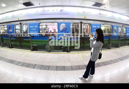 (181020) -- SHANGHAI, 20 ottobre 2018 (Xinhua) -- Un passeggero scatta foto di un treno a tema Cina-Belgio della linea 2 della metropolitana di Shanghai con immagini di personaggi del fumetto belga The Smurfs in East China S Shanghai, 20 ottobre 2018. Il treno a tema è stato lanciato dalla metropolitana di Shanghai sabato come servizio speciale per celebrare l'imminente China International Import Expo. (Xinhua/Fang Zhe) (lmm) CHINA-SHANGHAI-CIIE-SUBWAY-BELGIUM-SMURFS (CN) PUBLICATIONXNOTXINXCHN Foto Stock