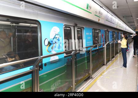 (181020) -- SHANGHAI, 20 ottobre 2018 (Xinhua) -- l'immagine di un personaggio del fumetto belga i Puffi è vista su un treno a tema Cina-Belgio della linea 2 della metropolitana di Shanghai nella Cina orientale a Shanghai, 20 ottobre 2018. Il treno a tema è stato lanciato dalla metropolitana di Shanghai sabato come servizio speciale per celebrare l'imminente China International Import Expo. (Xinhua/Fang Zhe) (lmm) CHINA-SHANGHAI-CIIE-SUBWAY-BELGIUM-SMURFS (CN) PUBLICATIONXNOTXINXCHN Foto Stock