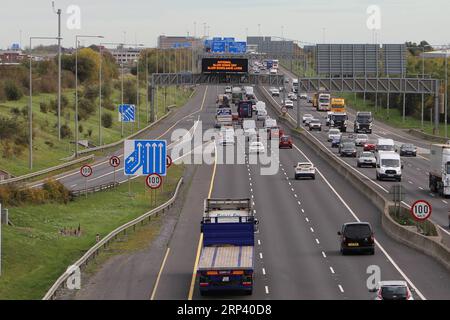 (181020) -- DUBLINO, 20 ottobre 2018 () -- Un tabellone digitale che mostra National Slow Down Day è visto su una strada a Dublino, Irlanda, 19 ottobre 2018. Venerdì la polizia irlandese ha lanciato un'operazione a livello nazionale di 24 ore per reprimere l'eccesso di velocità in occasione del National Slow Down Day del paese. () (wtc) IRLANDA-DUBLINO-NATIONAL SLOW DOWN DAY xinhua PUBLICATIONxNOTxINxCHN Foto Stock