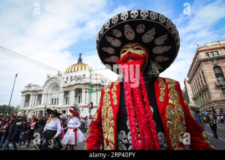 (181021) -- CITTÀ DEL MESSICO, 21 ottobre 2018 -- Un ballerino partecipa alla dodicesima Parata Monumentale delle Alebrijes 2018, a città del Messico, capitale del Messico, il 20 ottobre 2018. Secondo la stampa locale, quasi 200 sculture sfilavano attraverso uno dei viali più importanti della capitale, e dopo di che, saranno esposte nel Paseo de la Reforma fino al 4 novembre. ) (Qxy) MESSICO-MESSICO CITY-PARADE-ALEBRIJES FranciscoxCanedo PUBLICATIONxNOTxINxCHN Foto Stock