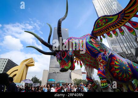 (181021) -- CITTÀ DEL MESSICO, 21 ottobre 2018 -- Una scultura di un alebrije è visibile durante la dodicesima Parata Monumentale delle Alebrijes 2018, a città del Messico, capitale del Messico, il 20 ottobre 2018. Secondo la stampa locale, quasi 200 sculture sfilavano attraverso uno dei viali più importanti della capitale, e dopo di che, saranno esposte nel Paseo de la Reforma fino al 4 novembre. ) (Qxy) MESSICO-MESSICO CITY-PARADE-ALEBRIJES FranciscoxCanedo PUBLICATIONxNOTxINxCHN Foto Stock