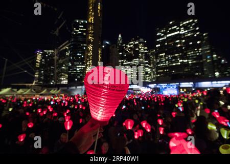 (181021) -- PECHINO, 21 ottobre 2018 -- i partecipanti tengono lanterne per partecipare all'evento Ligh the Night Walk a Manhattan, New York, Stati Uniti, 18 ottobre 2018. ) XINHUA PHOTO WEEKLY CHOICES WangxYing PUBLICATIONxNOTxINxCHN Foto Stock