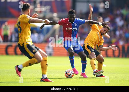 Odsonne Edouard (centro) di Crystal Palace si batte per il pallone con Max Kilman dei Wolverhampton Wanderers (sinistra) e Joao Gomes dei Wolverhampton Wanderers durante la partita di Premier League al Selhurst Park di Londra. Data foto: Domenica 3 settembre 2023. Foto Stock