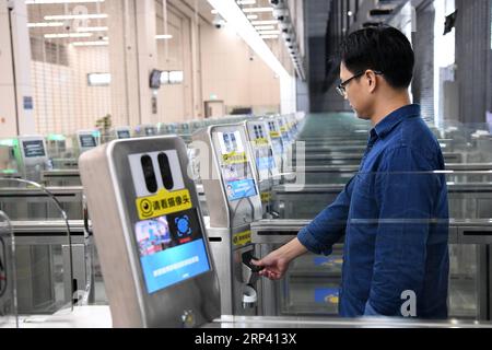 (181021) -- ZHUHAI, 21 ottobre 2018 -- Un dipendente dimostra di passare attraverso il canale automatico nel porto di Zhuhai di Hong Kong-Zhuhai-Macao Bridge a Zhuhai, nella provincia del Guangdong della Cina meridionale, 18 ottobre 2018. Lo sdoganamento tra Macao e Zhuhai sarà effettuato in base al principio dell’ispezione congiunta e dell’autorizzazione una tantum, al fine di rendere efficiente il processo per i viaggiatori che utilizzano il ponte Hong Kong-Zhuhai-Macao. Nell'ambito del nuovo sistema doganale, i viaggiatori dovranno superare i controlli alle frontiere una sola volta -- attraverso i canali automatici, semiautomatici o con equipaggio, a seconda dell'inaugurazione Foto Stock