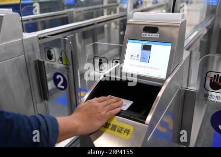 (181021) -- ZHUHAI, 21 ottobre 2018 -- Un dipendente dimostra di passare attraverso un canale automatico nel porto di Zhuhai di Hong Kong-Zhuhai-Macao Bridge a Zhuhai, nella provincia del Guangdong della Cina meridionale, 18 ottobre 2018. Lo sdoganamento tra Macao e Zhuhai sarà effettuato in base al principio dell’ispezione congiunta e dell’autorizzazione una tantum, al fine di rendere efficiente il processo per i viaggiatori che utilizzano il ponte Hong Kong-Zhuhai-Macao. Nell'ambito del nuovo sistema doganale, i viaggiatori dovranno superare i controlli alle frontiere una sola volta -- attraverso i canali automatici, semiautomatici o con equipaggio, a seconda dell'ident Foto Stock