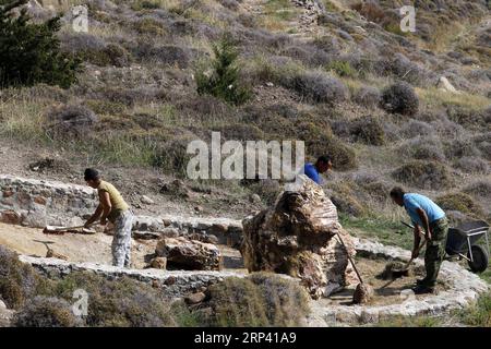 (181021) -- ISOLA DI LESBO (GRECIA), 21 ottobre 2018 -- i lavoratori liberano l'area intorno ai tronchi di alberi pietrificati nella Foresta pietrificata vicino al villaggio di Sigri, isola di Lesbo, Grecia il 20 ottobre 2018. L'intera isola di Lesbo nel Mar Egeo nordorientale è stata designata come uno dei 140 Geoparchi globali dell'UNESCO in tutto il mondo per il suo eccezionale patrimonio geologico, culturale ed ecologico e gli sforzi per preservarlo e promuoverlo negli ultimi tre decenni. ) (yg) GRECIA-ISOLA DI LESBO-GEOPARK MariosxLolos PUBLICATIONxNOTxINxCHN Foto Stock