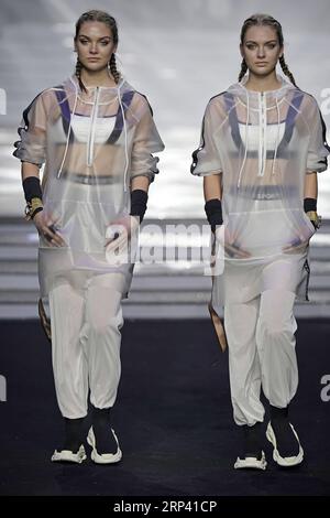 (181022) -- PECHINO, 22 ottobre 2018 -- Models presentano creazioni di brand AIMER durante una sfilata di moda a Pechino, capitale della Cina, 21 ottobre 2018. ) (Yxb) CHINA-BEIJING-FASHION SHOW(CN) CaixYang PUBLICATIONxNOTxINxCHN Foto Stock