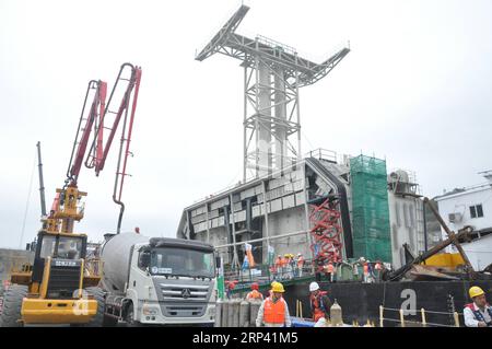 (181022) -- ZHUHAI, 22 ottobre 2018 () -- la foto scattata il 26 marzo 2017 mostra il cantiere del ponte Hong Kong-Zhuhai-Macao nelle acque di Lingdingyang, nel sud della Cina. Il ponte Hong Kong-Zhuhai-Macao sarà ufficialmente aperto al traffico alle 9.00 del 24 ottobre. Il ponte lungo 55 chilometri, situato nelle acque Lingdingyang dell'estuario del fiume delle Perle, sarà il ponte marittimo più lungo del mondo. La costruzione è iniziata il 15 dicembre 2009. Riduce il tempo di viaggio tra Hong Kong e Zhuhai da tre ore ad appena 30 minuti, integrando ulteriormente le città del delta del fiume delle Perle. () ( Foto Stock