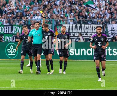 Sport, calcio, Bundesliga, 2023/2024, Borussia Moenchengladbach vs. FC Bayern Monaco 1-2, Stadium Borussia Park, scena della partita, cartellino giallo a Nouassir Mazraoui (FCB) sinistro, dietro F.l.t.r. Thomas Mueller (FCB), arbitro Deniz Aytekin, Leon Goretzka (FCB), Joshua Kimmich (FCB), LE NORMATIVE DFL VIETANO L'USO DI FOTOGRAFIE COME SEQUENZE DI IMMAGINI E/O QUASI-VIDEO Foto Stock