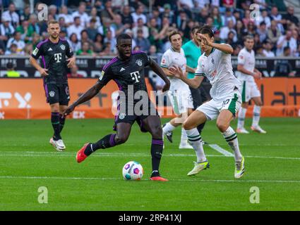 Sport, calcio, Bundesliga, 2023/2024, Borussia Moenchengladbach vs. FC Bayern Monaco 1-2, Stadium Borussia Park, scena della partita, Dayotchanculle Oswald Upamecano (FCB) a sinistra davanti e Florian Neuhaus (MG) davanti, dietro Joshua Kimmich (FCB) a sinistra e Rocco Reitz (MG), LE NORMATIVE DFL VIETANO L'USO DI FOTOGRAFIE COME SEQUENZE DI IMMAGINI E/O QUASI-VIDEO Foto Stock