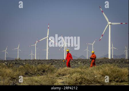 (181022) -- URUMQI, 22 ottobre 2018 -- i lavoratori controllano le attrezzature in una centrale eolica a Urumqi, regione autonoma di Xinjiang Uygur, nella Cina nordoccidentale, 18 settembre 2018. Lo Xinjiang ha visto un aumento della produzione di elettricità da energia pulita. Secondo State Grid Xinjiang Electric Power Co., Ltd., l'energia eolica e solare ha generato rispettivamente 27,81 miliardi e 9,07 miliardi di kilowattora (kwh) di elettricità nei primi nove mesi del 2018 nella regione. Con abbondanti risorse eoliche e solari, lo Xinjiang è un pioniere nell'utilizzo di nuova energia in Cina, con una capacità installata di nuova energia che ha superato Foto Stock