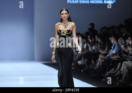 (181023) -- GIACARTA, 23 ottobre 2018 -- Un modello presenta creazioni disegnate da Sinudarsono durante la Jakarta Fashion Week a Giacarta, Indonesia, 23 ottobre 2018. )(gj) INDONESIA-GIACARTA-FASHION WEEK-SINUDARSONO VerixSanovri PUBLICATIONxNOTxINxCHN Foto Stock