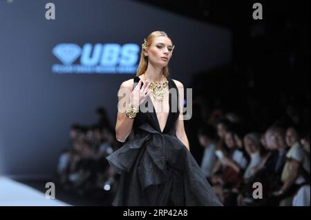 (181023) -- GIACARTA, 23 ottobre 2018 -- Un modello presenta creazioni disegnate da Sinudarsono durante la Jakarta Fashion Week a Giacarta, Indonesia, 23 ottobre 2018. )(gj) INDONESIA-GIACARTA-FASHION WEEK-SINUDARSONO VerixSanovri PUBLICATIONxNOTxINxCHN Foto Stock