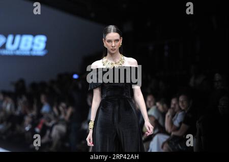 (181023) -- GIACARTA, 23 ottobre 2018 -- Un modello presenta creazioni disegnate da Sinudarsono durante la Jakarta Fashion Week a Giacarta, Indonesia, 23 ottobre 2018. )(gj) INDONESIA-GIACARTA-FASHION WEEK-SINUDARSONO VerixSanovri PUBLICATIONxNOTxINxCHN Foto Stock