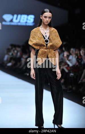 (181023) -- GIACARTA, 23 ottobre 2018 -- Un modello presenta creazioni disegnate da Sinudarsono durante la Jakarta Fashion Week a Giacarta, Indonesia, 23 ottobre 2018. )(gj) INDONESIA-GIACARTA-FASHION WEEK-SINUDARSONO VerixSanovri PUBLICATIONxNOTxINxCHN Foto Stock