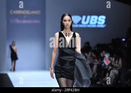 (181023) -- GIACARTA, 23 ottobre 2018 -- Un modello presenta creazioni disegnate da Sinudarsono durante la Jakarta Fashion Week a Giacarta, Indonesia, 23 ottobre 2018. )(gj) INDONESIA-GIACARTA-FASHION WEEK-SINUDARSONO VerixSanovri PUBLICATIONxNOTxINxCHN Foto Stock