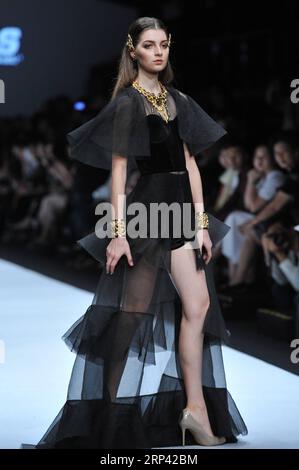 (181023) -- GIACARTA, 23 ottobre 2018 -- Un modello presenta creazioni disegnate da Sinudarsono durante la Jakarta Fashion Week a Giacarta, Indonesia, 23 ottobre 2018. )(gj) INDONESIA-GIACARTA-FASHION WEEK-SINUDARSONO VerixSanovri PUBLICATIONxNOTxINxCHN Foto Stock