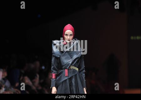 (181023) -- GIACARTA, 23 ottobre 2018 -- Un modello presenta una creazione disegnata da Kursien Karzai durante la Jakarta Fashion Week a Giacarta, Indonesia, 23 ottobre 2018. )(dh) INDONESIA-GIACARTA-FASHION WEEK-KURSIEN KARZAI VerixSanovri PUBLICATIONxNOTxINxCHN Foto Stock