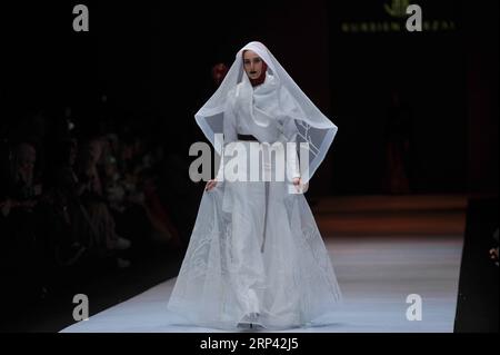 (181023) -- GIACARTA, 23 ottobre 2018 -- Un modello presenta una creazione disegnata da Kursien Karzai durante la Jakarta Fashion Week a Giacarta, Indonesia, 23 ottobre 2018. )(dh) INDONESIA-GIACARTA-FASHION WEEK-KURSIEN KARZAI VerixSanovri PUBLICATIONxNOTxINxCHN Foto Stock