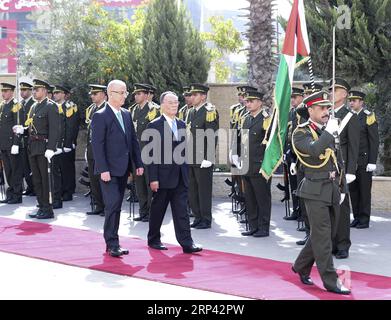 (181023) -- RAMALLAH, 23 ottobre 2018 -- il vicepresidente cinese Wang Qishan, accompagnato dal primo ministro palestinese rami Hamdallah, partecipa a una cerimonia di benvenuto a Ramallah, 23 ottobre 2018. ) (wyo) PALESTINA-CINA-WANG QISHAN-HAMDALLAH-MEETING PangxXinglei PUBLICATIONxNOTxINxCHN Foto Stock