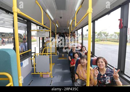 (181024) -- ZHUHAI, 24 ottobre 2018 -- i passeggeri prendono un autobus navetta per il ponte Hong Kong-Zhuhai-Macao, a Zhuhai, nella provincia del Guangdong della Cina meridionale, 24 ottobre 2018. Il ponte Hong Kong-Zhuhai-Macao, il ponte sul mare più lungo del mondo, aperto al traffico pubblico mercoledì. (HXY) CHINA-HONG KONG-ZHUHAI-MACAO BRIDGE-PUBLIC TRAFFIC-OPEN (CN) ZHANGXJIAYANG PUBLICATIONXNOTXINXCHN Foto Stock