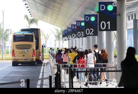 (181025) -- HONG KONG, 25 ottobre 2018 -- i passeggeri fanno la fila per prendere un autobus navetta per il ponte Hong Kong-Zhuhai-Macao, a Zhuhai, nella provincia del Guangdong della Cina meridionale, 24 ottobre 2018. Dopo nove anni di costruzione, il ponte più lungo del mondo, il ponte Hong Kong-Zhuhai-Macao, si è aperto al traffico, dando un forte impulso allo sviluppo della grande Bay area di Guangdong-Hong Kong-Macao. Il ponte di 55 km, situato nelle acque di Lingdingyang dell'estuario del fiume delle Perle, collega la regione amministrativa speciale di Hong Kong (RAS), Zhuhai e la RAS di Macao. Il ponte è il primo del suo genere per Gua Foto Stock