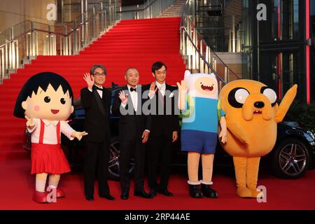 (181025) -- TOKYO, 25 ottobre 2018 (Xinhua) -- il regista di animazione giapponese Masaaki Yuasa (3rd L) con Maruko (1st L) e altri personaggi saltano le mani sul tappeto rosso per la cerimonia di apertura del 31st Tokyo International Film Festival, Tokyo, Giappone, 25 ottobre 2018. (Xinhua/Du Xiaoyi)(dtf) JAPAN-TOKYO-FILM FESTIVAL-RED CARPET PUBLICATIONxNOTxINxCHN Foto Stock