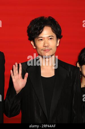 (181025) -- TOKYO, 25 ottobre 2018 (Xinhua) -- l'attore giapponese Goro Inagaki mette la mano sul tappeto rosso per la cerimonia di apertura del 31° Tokyo International Film Festival, Tokyo, Giappone, 25 ottobre 2018. (Xinhua/Du Xiaoyi)(dtf) JAPAN-TOKYO-FILM FESTIVAL-RED CARPET PUBLICATIONxNOTxINxCHN Foto Stock