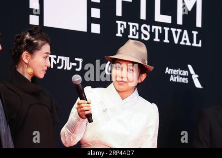 (181025) -- TOKYO, 25 ottobre 2018 (Xinhua) -- la regista cinese Degena Yun (R) è raffigurata sul tappeto rosso per la cerimonia di apertura del 31° Tokyo International Film Festival, Tokyo, Giappone, 25 ottobre 2018. (Xinhua/Peng Chun)(dtf) JAPAN-TOKYO-FILM FESTIVAL-RED CARPET PUBLICATIONxNOTxINxCHN Foto Stock