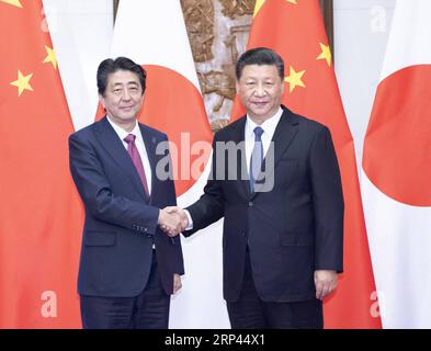 (181026) -- PECHINO, 26 ottobre 2018 -- il presidente cinese Xi Jinping (R) incontra il primo ministro giapponese Shinzo Abe a Pechino, capitale della Cina, 26 ottobre 2018. )(mcg) CHINA-BEIJING-XI JINPING-JAPANESE PM-MEETING (CN) LixTao PUBLICATIONxNOTxINxCHN Foto Stock