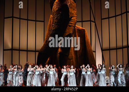 (181026) -- XI AN, 26 ottobre 2018 -- attori si esibiscono durante una prova per l'opera Carmen allo Shaanxi Opera House di Xi An, provincia dello Shaanxi della Cina nord-occidentale, 24 ottobre 2018. L'opera Carmen è stata messa in scena qui venerdì. )(mcg) CHINA-XI AN-OPERA CARMEN (CN) LixYibo PUBLICATIONxNOTxINxCHN Foto Stock