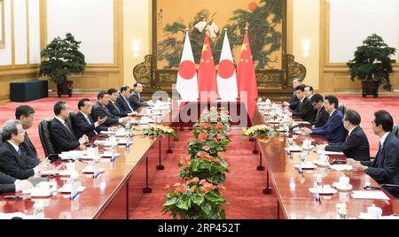 (181026) -- PECHINO, 26 ottobre 2018 -- il Premier cinese li Keqiang tiene colloqui con il primo ministro giapponese Shinzo Abe nella grande sala del popolo di Pechino, capitale della Cina, 26 ottobre 2018. )(mcg) CHINA-BEIJING-li KEQIANG-SHINZO ABE-TALKS (CN) HuangxJingwen PUBLICATIONxNOTxINxCHN Foto Stock