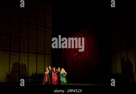 (181026) -- XI AN, 26 ottobre 2018 -- attori si esibiscono durante una prova per l'opera Carmen allo Shaanxi Opera House di Xi An, provincia dello Shaanxi della Cina nord-occidentale, 24 ottobre 2018. L'opera Carmen è stata messa in scena qui venerdì. )(mcg) CHINA-XI AN-OPERA CARMEN (CN) LixYibo PUBLICATIONxNOTxINxCHN Foto Stock