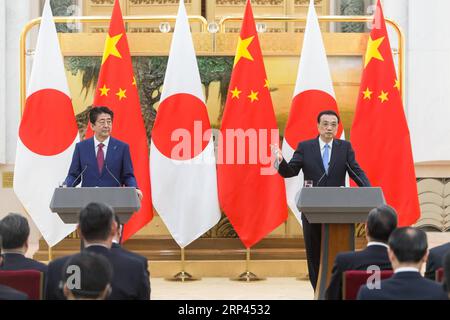 (181026) -- PECHINO, 26 ottobre 2018 -- il Premier cinese li Keqiang e il primo ministro giapponese Shinzo Abe partecipano a una conferenza stampa congiunta presso la grande sala del popolo di Pechino, capitale della Cina, 26 ottobre 2018. )(MCG) CHINA-BEIJING-LI KEQIANG-SHINZO ABE-CONFERENZA STAMPA (CN) LIUXBIN PUBLICATIONXNOTXINXCHN Foto Stock