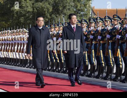 (181026) -- PECHINO, 26 ottobre 2018 -- il Premier cinese li Keqiang tiene una cerimonia di benvenuto per il primo ministro giapponese Shinzo Abe prima dei loro colloqui a Pechino, capitale della Cina, 26 ottobre 2018. )(mcg) CHINA-BEIJING-li KEQIANG-SHINZO ABE-TALKS (CN) LixTao PUBLICATIONxNOTxINxCHN Foto Stock