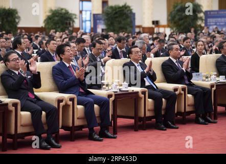 (181026) -- PECHINO, 26 ottobre 2018 -- il Premier cinese li Keqiang e il primo ministro giapponese Shinzo Abe partecipano al primo forum Cina-Giappone sulla cooperazione di mercato con terzi presso la grande sala del popolo di Pechino, capitale della Cina, 26 ottobre 2018. )(mcg) CHINA-BEIJING-li KEQIANG-SHINZO ABE-FORUM (CN) LixTao PUBLICATIONxNOTxINxCHN Foto Stock