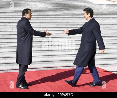 (181026) -- PECHINO, 26 ottobre 2018 -- il Premier cinese li Keqiang (L) tiene una cerimonia di benvenuto per il primo ministro giapponese Shinzo Abe prima dei loro colloqui presso la grande sala del popolo a Pechino, capitale della Cina, 26 ottobre 2018. )(mcg) CHINA-BEIJING-li KEQIANG-SHINZO ABE-TALKS (CN) GaoxJie PUBLICATIONxNOTxINxCHN Foto Stock