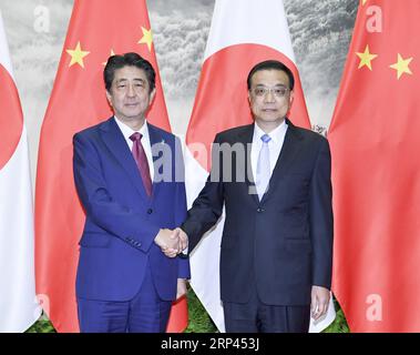 (181026) -- PECHINO, 26 ottobre 2018 -- il Premier cinese li Keqiang (R) tiene colloqui con il primo ministro giapponese Shinzo Abe nella grande sala del popolo di Pechino, capitale della Cina, 26 ottobre 2018. )(mcg) CHINA-BEIJING-li KEQIANG-SHINZO ABE-TALKS (CN) GaoxJie PUBLICATIONxNOTxINxCHN Foto Stock