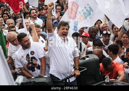 (181028) -- SAN PAOLO, 28 ottobre 2018 -- Fernando Haddad (C), candidato presidenziale del Partito dei lavoratori brasiliano, partecipa a una manifestazione elettorale a San Paolo, Brasile il 27 ottobre 2018. ) (Zxj) BRASILE-SAN PAOLO-CANDIDATO PRESIDENZIALE-HADDAD RahelxPatrasso PUBLICATIONxNOTxINxCHN Foto Stock