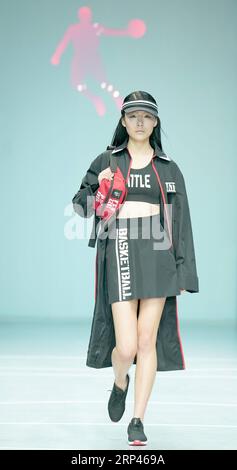 (181028) -- PECHINO, 28 ottobre 2018 -- Un modello presenta una creazione durante la Qiaodan Cup 13th China Sports Wear Design Contest durante la China Fashion Week a Pechino, capitale della Cina, 28 ottobre 2018. ) (YXB) CHINA-BEIJING-FASHION SHOW-SPORTS WEAR DESIGN CONTEST (CN) CHENXJIANLI PUBLICATIONXNOTXINXCHN Foto Stock