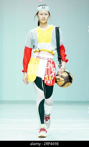 (181028) -- PECHINO, 28 ottobre 2018 -- Un modello presenta una creazione durante la Qiaodan Cup 13th China Sports Wear Design Contest durante la China Fashion Week a Pechino, capitale della Cina, 28 ottobre 2018. ) (YXB) CHINA-BEIJING-FASHION SHOW-SPORTS WEAR DESIGN CONTEST (CN) CHENXJIANLI PUBLICATIONXNOTXINXCHN Foto Stock