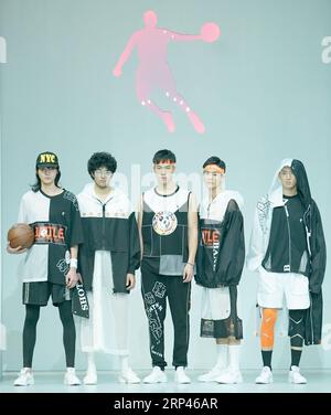 (181028) -- PECHINO, 28 ottobre 2018 -- Models presentano creazioni durante la 13a China Sports Wear Design Contest durante la China Fashion Week a Pechino, capitale della Cina, 28 ottobre 2018. ) (YXB) CHINA-BEIJING-FASHION SHOW-SPORTS WEAR DESIGN CONTEST (CN) CHENXJIANLI PUBLICATIONXNOTXINXCHN Foto Stock