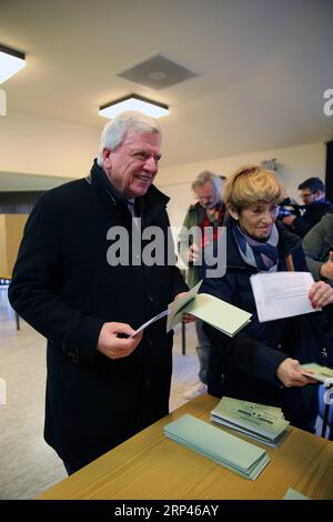 News Bilder des Tages (181028) -- GIESSEN, 28 ottobre 2018 -- Volker Bouffier (L), governatore dello Stato tedesco d'Assia, pronuncia il suo voto per le elezioni parlamentari locali in un collegio elettorale a Giessen, Germania, il 28 ottobre 2018, lo stato sudoccidentale tedesco d'Assia domenica dà il via a un'elezione statale cruciale, il che potrebbe scuotere ulteriormente il già fragile governo federale di Berlino. )(dh) GERMANIA-ASSIA-STATO ELEZIONE LuoxHuanhuan PUBLICATIONxNOTxINxCHN Foto Stock