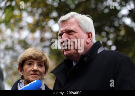 (181028) -- GIESSEN, 28 ottobre 2018 -- Volker Bouffier (R), governatore dello stato tedesco dell'Assia, parla ai media in un'istanza elettorale a Giessen, in Germania, il 28 ottobre 2018, lo stato sudoccidentale tedesco dell'Assia domenica dà il via a elezioni statali cruciali, il che potrebbe scuotere ulteriormente il già fragile governo federale di Berlino. )(dh) GERMANIA-ASSIA-STATO ELEZIONE LuoxHuanhuan PUBLICATIONxNOTxINxCHN Foto Stock