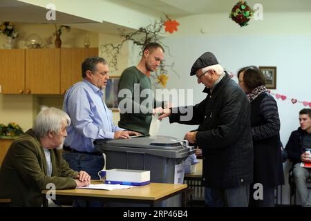 (181028) -- GIESSEN, 28 ottobre 2018 -- un elettore pronuncia il suo voto per le elezioni locali del parlamento in una sede elettorale a Giessen, in Germania, il 28 ottobre 2018, lo stato sudoccidentale tedesco dell'Assia di domenica dà il via a un'elezione statale cruciale, che potrebbe ulteriormente scuotere il già fragile governo federale di Berlino. )(dh) GERMANIA-ASSIA-STATO ELEZIONE LuoxHuanhuan PUBLICATIONxNOTxINxCHN Foto Stock