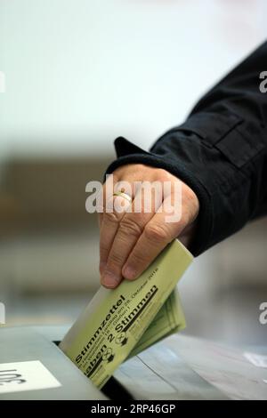 (181028) -- GIESSEN, 28 ottobre 2018 (Xinhua) -- un elettore pronuncia il suo voto per le elezioni locali del parlamento in una sede elettorale a Giessen, in Germania, il 28 ottobre 2018, lo stato sudoccidentale tedesco dell'Assia di domenica dà il via a un'elezione statale cruciale, che potrebbe ulteriormente scuotere il già fragile governo federale di Berlino. (Xinhua/Luo Huanhuan)(dtf) ELEZIONI STATALI GERMANIA-ASSIA PUBLICATIONxNOTxINxCHN Foto Stock