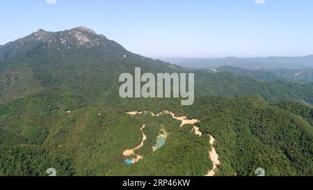 (181028) -- GUANGZHOU, 28 ottobre 2018 -- foto aerea scattata il 28 ottobre 2018 mostra la montagna Daluo a Qingyuan, nella provincia del Guangdong della Cina meridionale, 28 ottobre 2018. )(wsw) CHINA-GUANGZHOU-QINGYUAN-SCENARIOS (CN) ZhangxJiayang PUBLICATIONxNOTxINxCHN Foto Stock