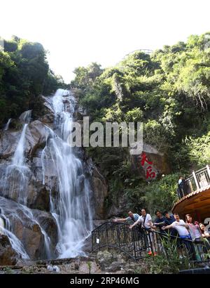 (181028) -- GUANGZHOU, 28 ottobre 2018 -- i turisti si pongono per foto di gruppo davanti alla cascata di Tianhou nella zona panoramica della cascata di Tianzi Mountain a Qingyuan, nella provincia del Guangdong della Cina meridionale, 28 ottobre 2018. )(wsw) CHINA-GUANGZHOU-QINGYUAN-SCENARIOS (CN) ZhangxJiayang PUBLICATIONxNOTxINxCHN Foto Stock